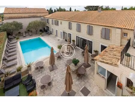 dans un village prisé  plein centre  une vaste demeure