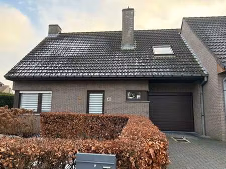 ruime gezinswoning met 3 slaapkamers  grote tuin en garage