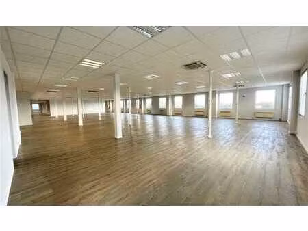 bureau rénové à louer dans l'immogranit building à drongen.