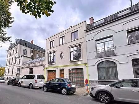 grand bureau lumineux en plein centre ville juste à côté de