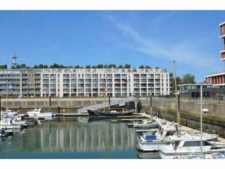 dubbele binnenstaanplaats in een statige residentie.