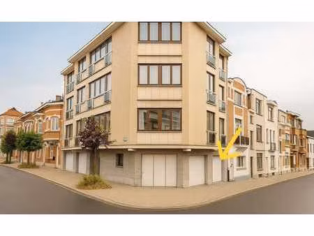 place pinoy / demey - garage spacieux et sécurisé à louer !