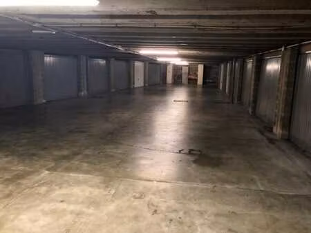 box de garage fermé en plein centre-ville