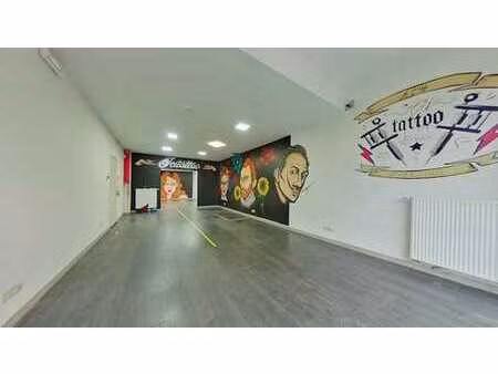 spacieuse surface commerciale en face de la gare d'ath