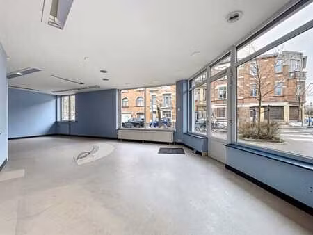 jette: surface commerciale avec garage et cour