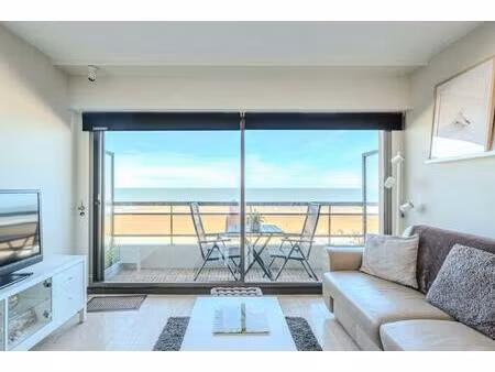 lichtrijke studio met terras en fenomenaal frontaal zeezicht te koop!