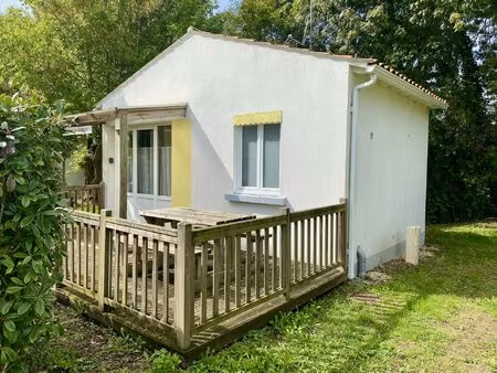 cabane meublée au bord du lac