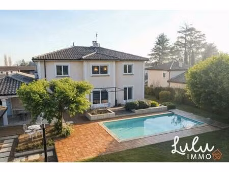 élégante maison familiale avec piscine  sous-sol aménagé et vue dégagée