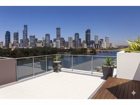 t3 en étage élevé avec grand balcon et vue seine – luminosité & confort au quotidien