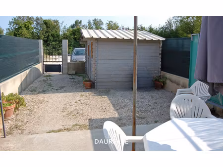 a louer à noves  duplex avec 2 chambres  cour et parking.