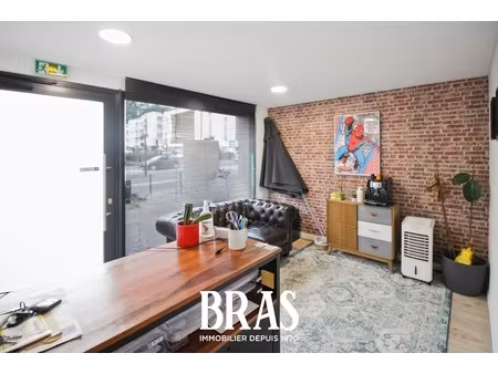 local commercial- longchamps