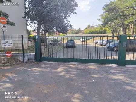 garage fermé de plain-pied dans une résidence sécurisée et calme