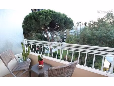 cannes - bld leader - bas croix des gardes - grand studio - balcon - vue mer laterale
