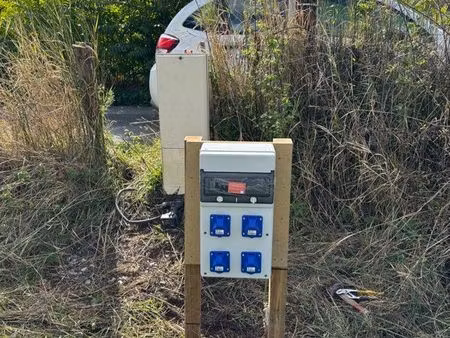 terrain avec l’électricité et eau