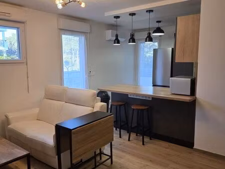 à louer – studio 32 m² avec grand balcon  piscine et parking