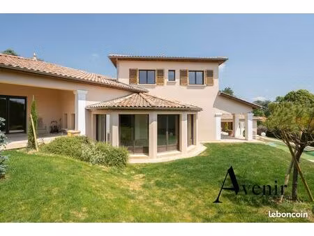 maison 7 pièces 243 m²