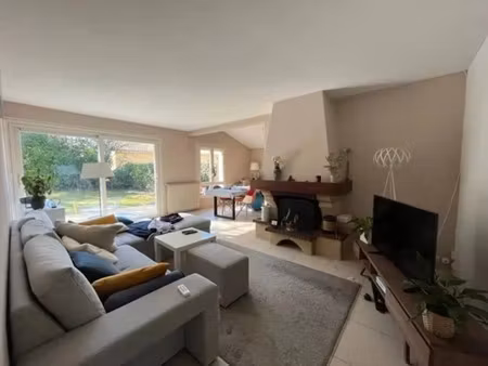 location meublée maison 5 pièces 101.8 m² à saint-médard-en-jalles (33160)  1 400 €