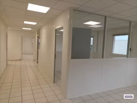 au rez-de-chaussée d'un immeuble indépendant une surface de 20