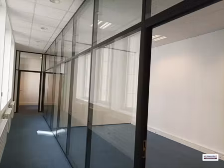 a louer - bureaux dans l'intimité et au calme d'une cour intér