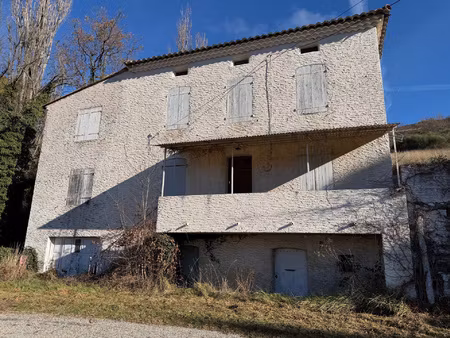 a vendre   maison de 110 m2 hab. à revoner sur 12 000 m2 de