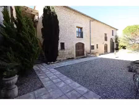 ensemble de 3 batisses de caractère rénovés 1685m² de terrain