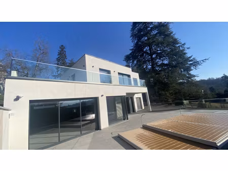 a louer ! l''etrat  villa contemporaine de 180m2 avec piscine