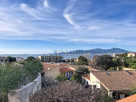 t3 en duplex avec extérieur privatif et aperçu mer