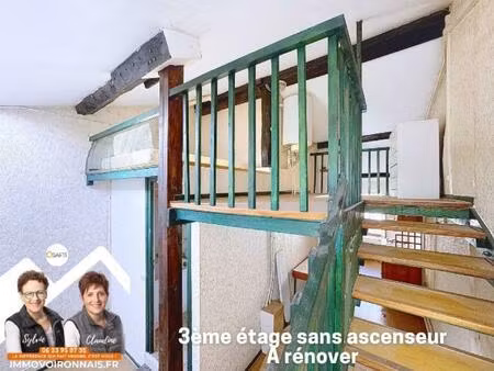 centre-ville de voiron  studio sous les toits avec mezzanine  à rénover entièrement