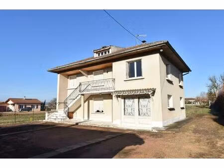idéalement située sur la commune de feillens   cette maison individuelle à rénover est idé
