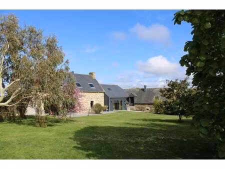 ensemble de batiments en pierres sur 3ha