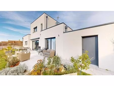 maison contemporaine avec garage  carport et jardin clos