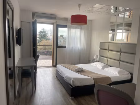 t1 dans rés de loisir   vue piscine  aix en provence