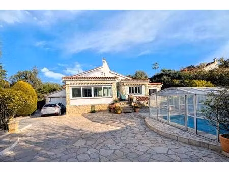 cap d'antibes versant ouest - villa de plain - pied de 160 m² - 5 pièces - terrain de 988.
