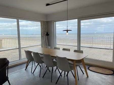 luxe vastgoed: penthouse met riant terras en zicht op zee