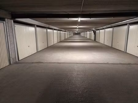 afgesloten garagebox onder de zeedijk