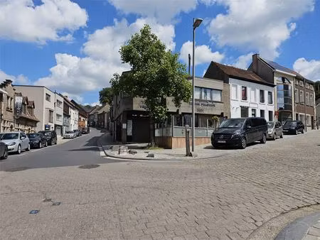 hoekpand (handelsgelijkvloers + appartement) aan de voet van de muur