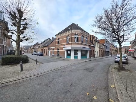 commercieel pand vlakbij zeshoek en station