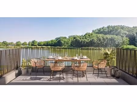 lichtrijk doorkijkappartement op de eerste verdieping met terras en uitzicht op het water