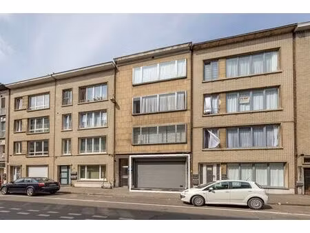 brede autostaanplaats op centrale locatie