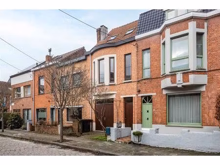 instapklare gezinswoning met tuin in sint-amandsberg.