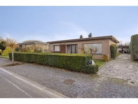 gelijkvloerse  vrijstaande woning met 3 slaapkamers  omheinde tuin en garage op een rustig