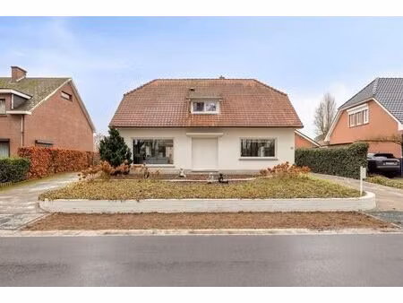 vrijstaande woning met 3 slaapkamers  inpandige garage en een omheinde tuin  rustig gelege