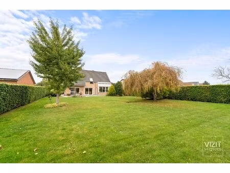 ruime villa met mooie aangelegde tuin op toplocatie