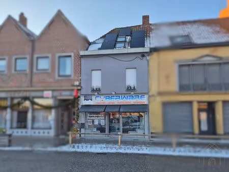 handelspand met uitweg en woonst op topligging in het centrum van lauwe