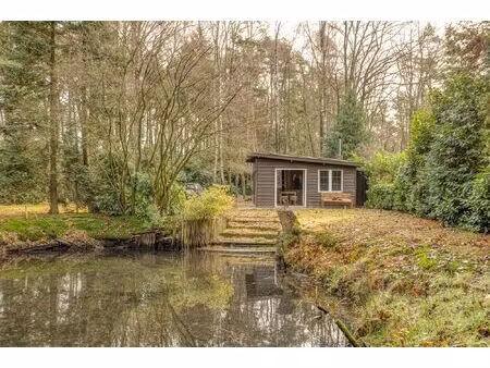 charmante chalet met privatieve vijver op idyllisch perceel