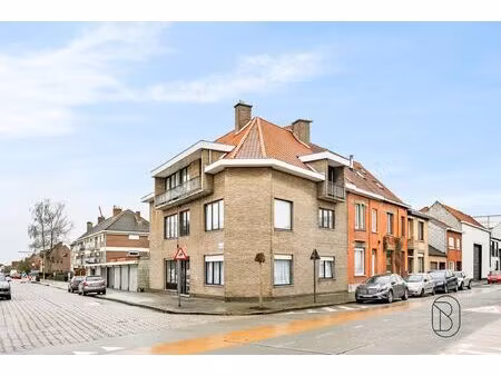 topgelegen opbrengsteigendom: 3 appartementen en 3 garages