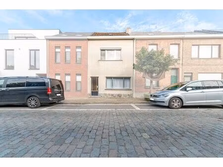 ruime te renoveren woning met leuke tuin.