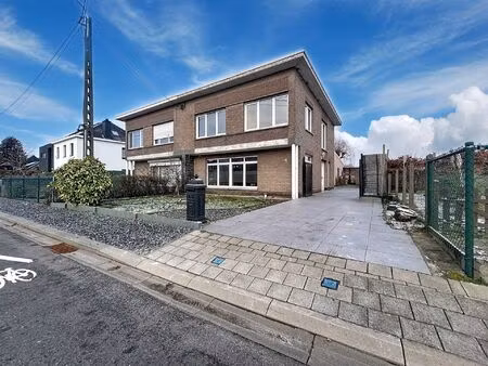 instapklare gezinswoning met 4 slaapkamers en bijgebouw op perceel van 400m²