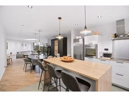 halfopen bebouwing met uitweg en carport in het hartje van zwevezele