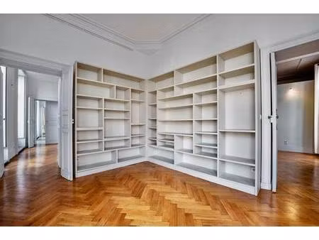 appartement de caractère dans le plus beau quartier du centre hi